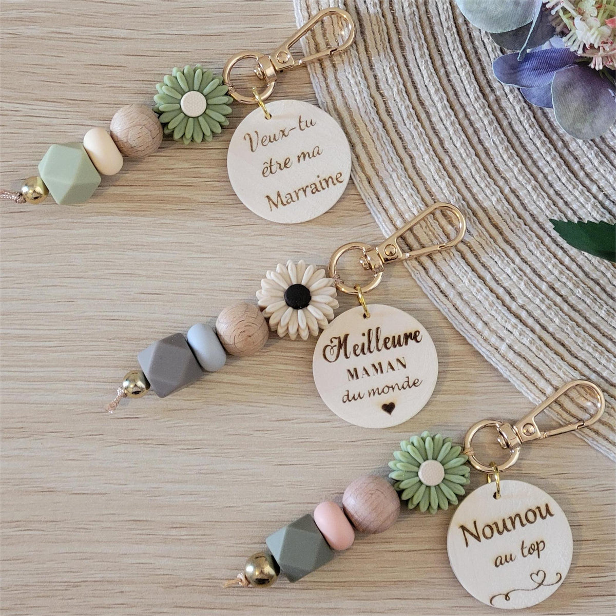 Wooden keychain with personalized medallion - Birthday gift, Mother's Day, grandmothers, fathers, grandfathers, teacher